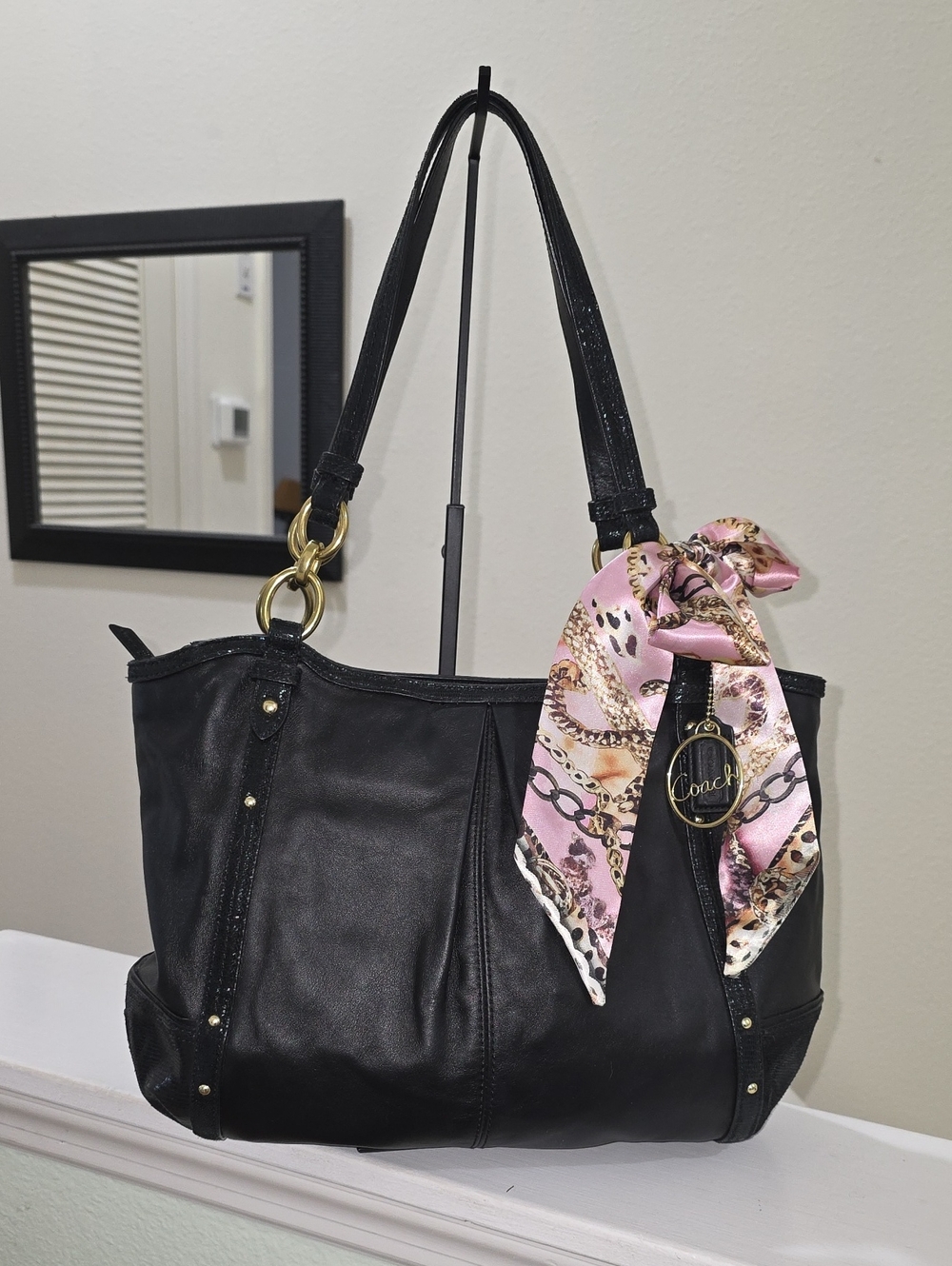 COACH F201812 Black Smooth Leather Alexandria Goldtone Chain Tote Bag EUC